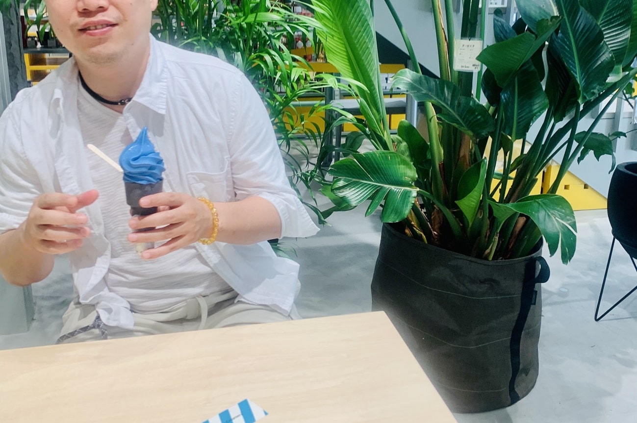 田島佑哉が青いアイスを食べている写真